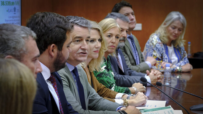 El viceconsejero Antonio Sanz, arropado por todos los delegados de la Junta de Cádiz, toma la palabra en la rueda de prensa de presentación de los Presupuestos andaluces para 2020.
