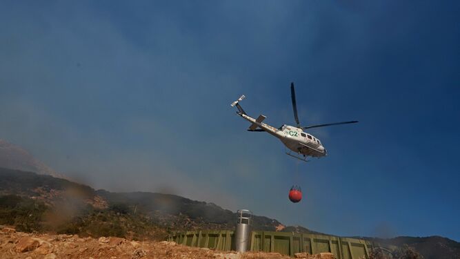Un helicóptero trabaja en las labores de extinción del incendio en Tarifa.