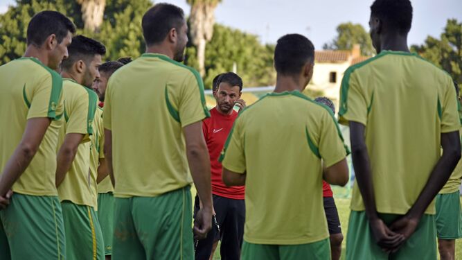 Álex Pallarés, rodeado de sus jugadores durante un entrenamiento
