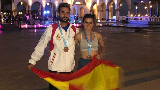Fran y Alba Téllez, con sus medallas.