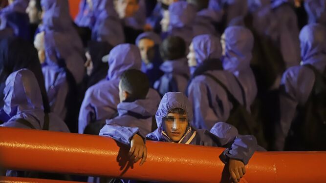 Un menor migrante, a su llegada al Puerto de Algeciras a bordo de una embarcación de Salvamento Marítimo.