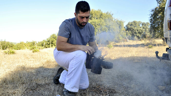 Francisco Romero preparando el ahumador para acercarnos a sus colmenas
