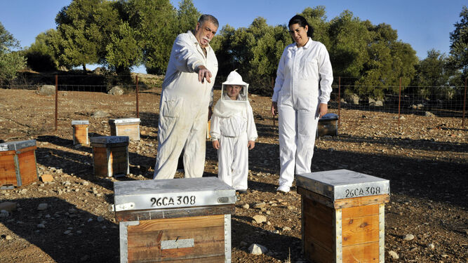 La familia Escalante son tres generaciones de apicultores