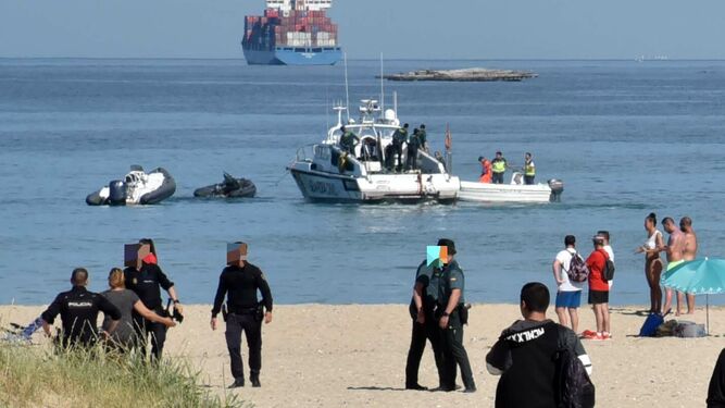 La Guardia Civil se hizo con la embarcación causante del suceso y la abordada, ambas a la izquierda de la foto.