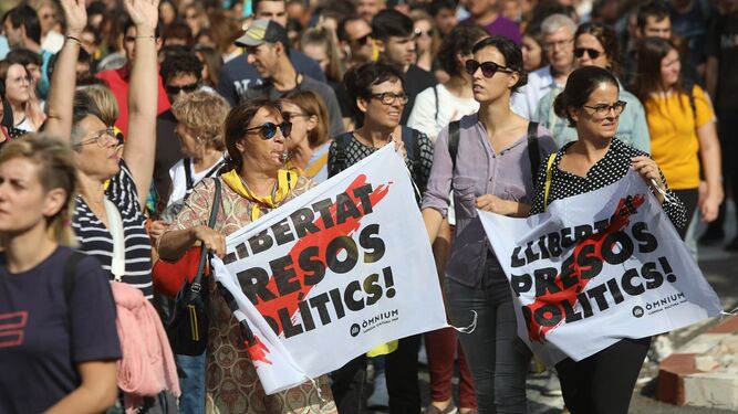 Centenares de personas cortando este lunes la AP-7 a la altura de Tarragona en protesta por la sentencia del Supremo.