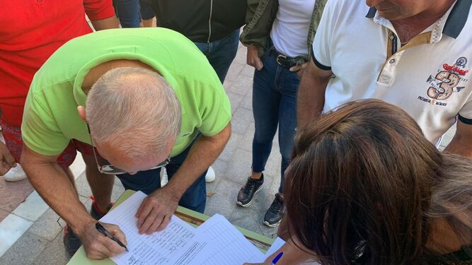 Vecinos del pueblo firmando contra la instalación de un segundo salón de juegos