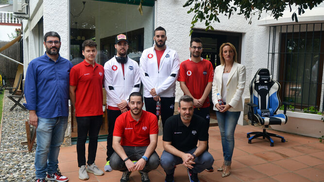 El equipo de Vodafone Giants en el jardín de su ‘Gaming House’ de Alhaurín de la Torre.