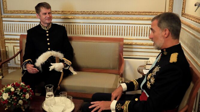 El embajador británico conversa con el Rey de España.