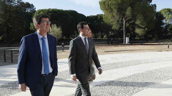 Juanma Moreno y el vicepresidente Juan Marín encaminándose al Consejo de Gobierno, celebrado en Doñana