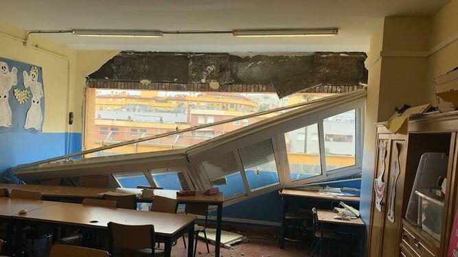 El ventanal caído del colegio Puerta del Mar.