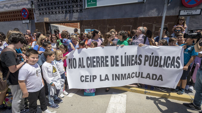 Protestas por el cierre de una línea de Infantil de 3 años en el CEIP La Inmaculada de Cádiz.