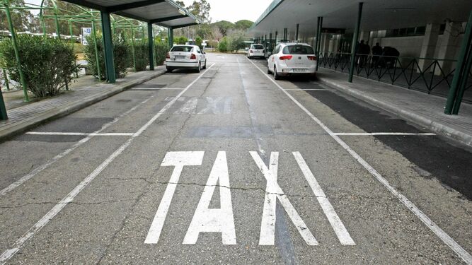 Imagen de la parada de taxis  del aeropuerto  de Jerez durante una jornada de paros.