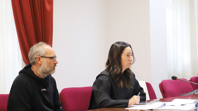 El acusado junto a su abogada antes de declarar en la Audiencia Provincial con sede en Jerez.