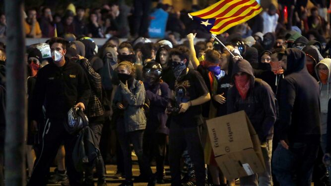 Nueva noche de disturbios en Barcelona por la sentencia del proc&eacute;s