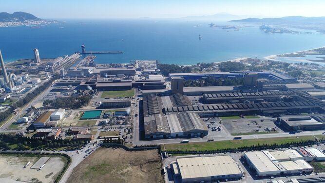 Vista aérea de la factoría ubicada en Los Barrios.