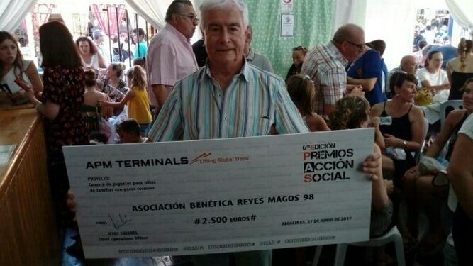 Francisco Carrascal, presidente de Reyes Magos 98, con el cheque de APM Terminals.