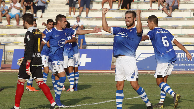 El algecireño Francis Ferrón festeja un gol con el San Fernando.