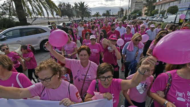 La IX Marcha contra el cáncer de mama, ayer en la avenida Virgen del Carmen de Algeciras