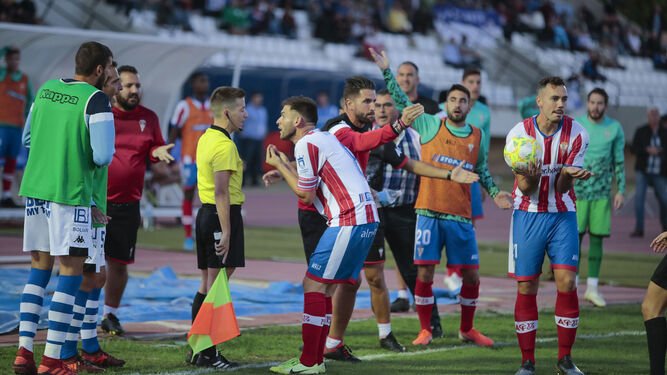 El capitán del Algeciras, Iván, protesta tras el gol anulado en San Fernando.