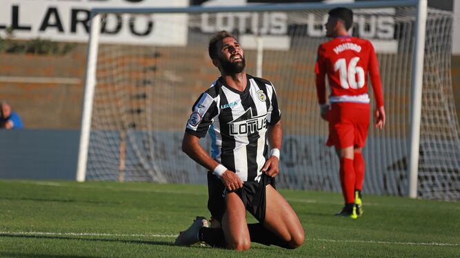 Pito Camacho, autor del gol, se lamenta al final del partido