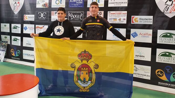Raúl gerena, junto a su hermano, con la bandera de Algeciras