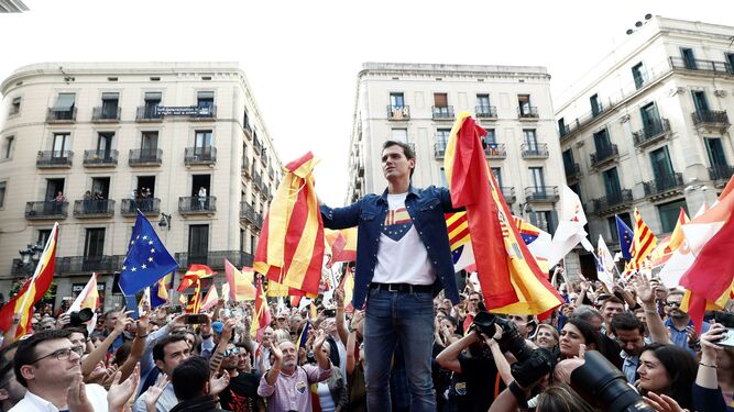 Albert Rivera, con las banderas de Cataluña y España durante su mitin.