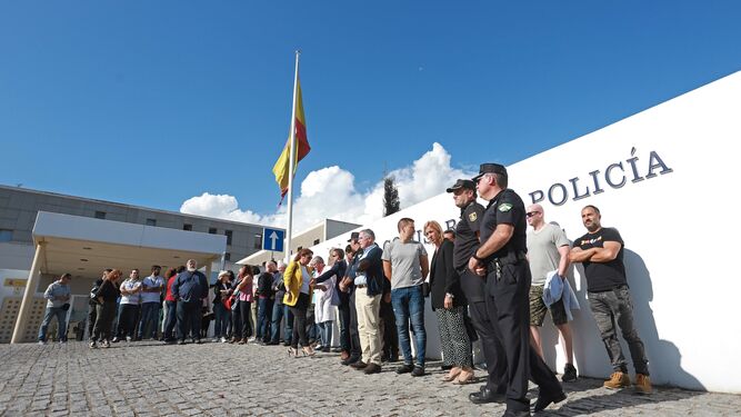 La concentración de apoyo en la puerta de la comisaría de Algeciras.