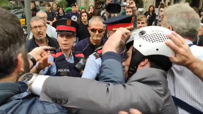 Un motorista embiste a unos manifestantes que le impedían el paso en Barcelona