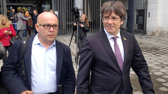 Gonzalo Boye, a la izquierda de la imagen, el pasado viernes 18 junto a Carles Puigdemont en Bruselas.