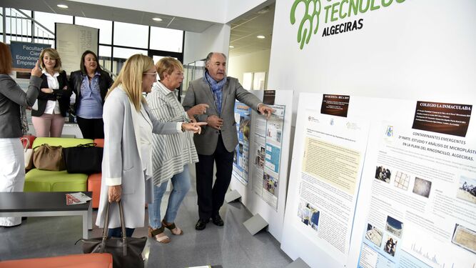 La presidenta de Amigos de la Ciencia, Ana Villaescusa, muestra los trabajos de 2019 al alcalde de Algeciras