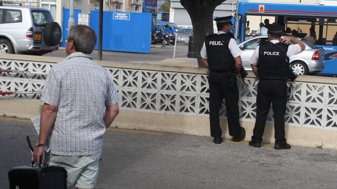 Policías gibraltareños cerca de la frontera.