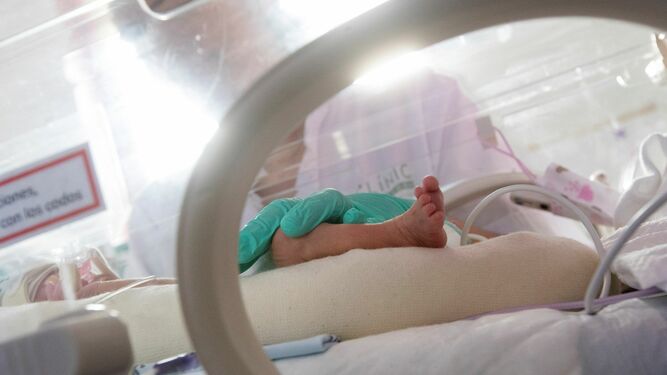 Una enfermera atiende a un bebé en la UCI de neonatología.