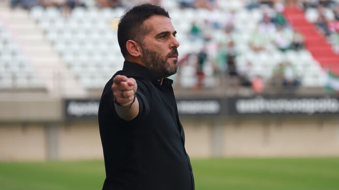 Emilio Fajardo, entrenador del Algeciras, en la banda del Nuevo Mirador