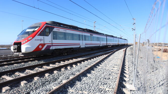 Entronque de la vía del tranvía con la del tren, que permitirá a este medio de transporte llegar hasta Cádiz.