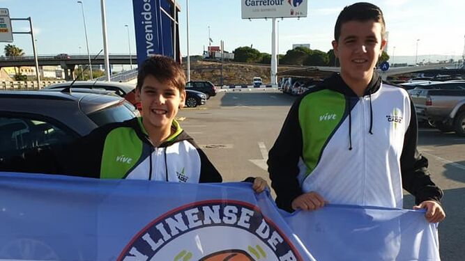 Aaron Correa y Alejandro Narváez, con la bandera de la ULB