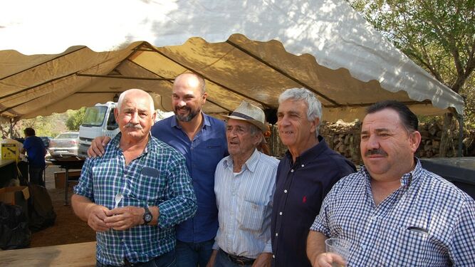 El alcalde, Miguel Alconchel, con varios vecinos en la convivencia de Cucarrete.