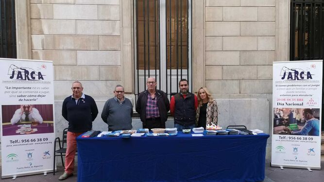 Integrantes de Jarca, en una mesa informativa instalada en la calle Ancha de Algeciras.