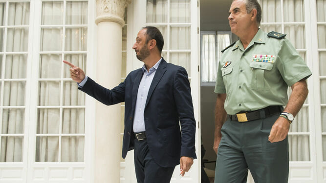 El general Manuel Contreras con el ex delegado del Gobierno en Andalucía Alfonso Rodríguez.