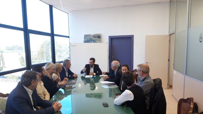 Reunión del alcalde y concejales con los representantes políticos y técnicos de la Junta.