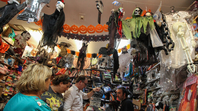 Clientes ayer en la tienda Luis Carrasquilla del centro, comprando disfraces para Halloween.