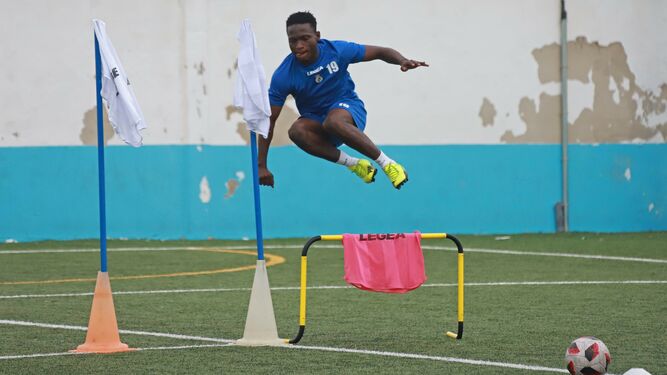 Koroma salta una valla durante un entrenamiento en la Ciudad Deportiva