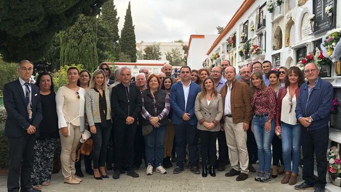 Miembros del PSOE en el homenaje al alcalde, Ángel Ruiz Enciso.