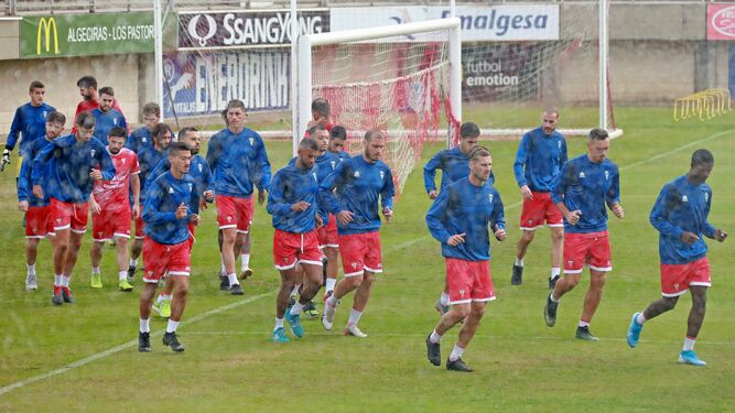 Los jugadores del Algeciras corren en una sesión de trabajo.