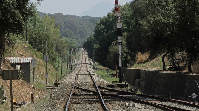 Un tramo ferroviario entre la Almoraima, en Castellar, y San Pablo, en Jimena.