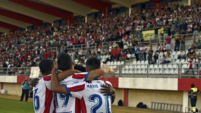 Jugadores del Algeciras se abrazan delante de la Tribuna del Nuevo Mirador.