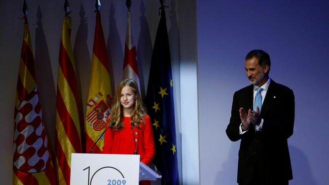 La princesa Leonor, en presencia del rey Felipe VI, en el acto de entrega de los Premios Princesa de Girona, este lunes en el Palacio de Congresos de Barcelona.