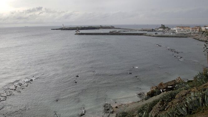 El litoral tarifeño de La Caleta, que ha inspirado al autor de La casa del náufrago.