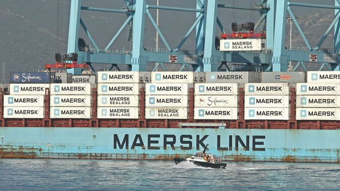 Una grúa de APM Terminals Algeciras carga un contenedor de Maersk Line sobre un buque de la naviera.