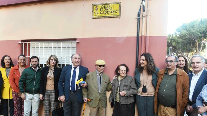 Flores El Gaditano, con familia y autoridades en la inauguración de la calle con su nombre.