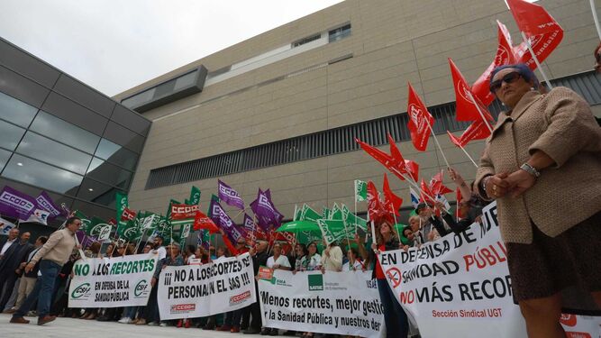 Los sindicatos, en la concentración en La Línea que repetirán el día 21 en Algeciras.